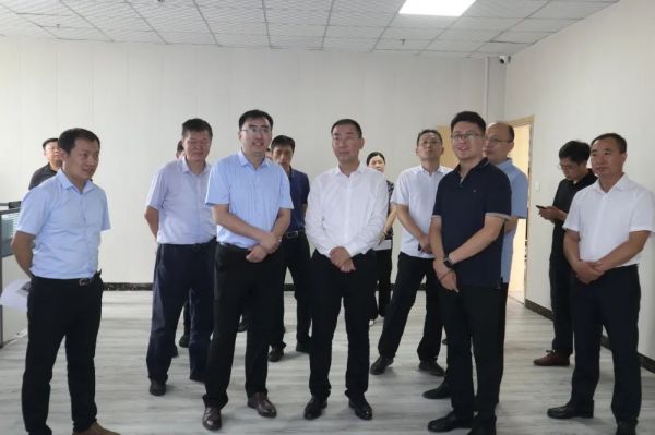 泰山區(qū)委書記張培峰到“重 點(diǎn)服務(wù)業(yè)企業(yè)”心康醫(yī)院現(xiàn)場(chǎng)調(diào)研