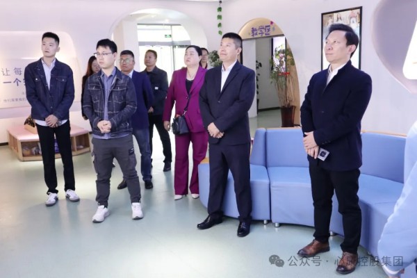 正大光明眼科集團(tuán)大健康產(chǎn)業(yè)院院長李壽慶一行來心康控股集團(tuán)參觀訪問